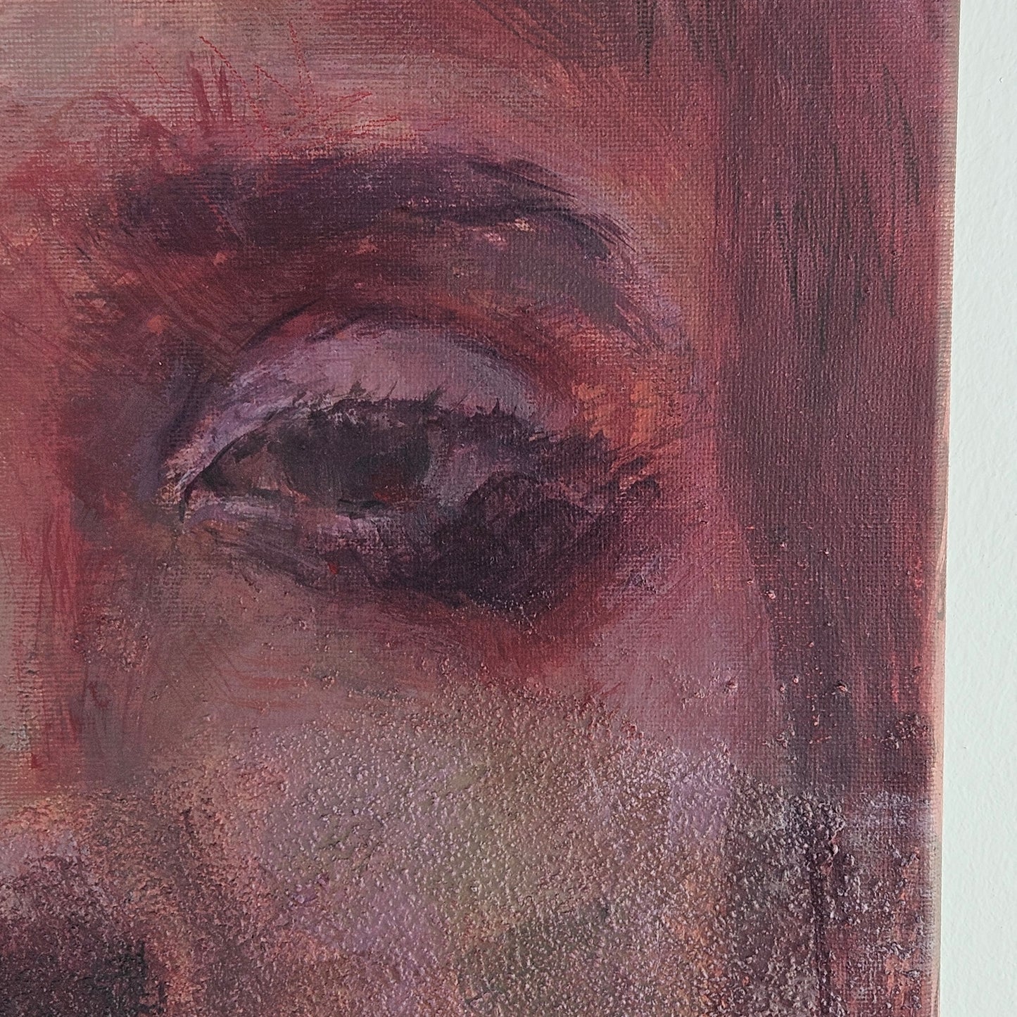 Ausschnitt des Bildes, ein halbgeschlossenes Auge in rot, violett und orange. Texturreiche Oberfläche mit Kaffeesatz, abstrakte, fleckige und gesturale Anordnung.