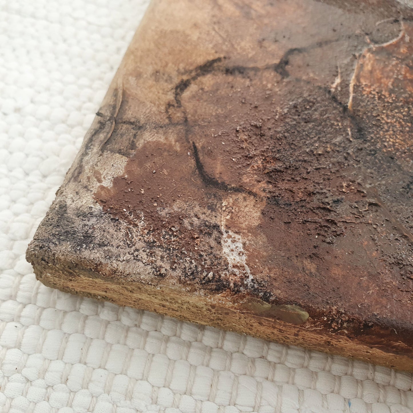 Rau, gealtert, rustikal wirkt dieser Ausschnitt des abstrakten Kunstwerks. Als hätte die Zeit ihre Spuren hinterlassen. Ganz nach dem Wabi-Sabi Prinzip macht diese Tatsache das Kunstwerk nur noch attraktiver. Lola Kuoni ist eine Künstlerin aus Nordrhein-Westfalen (Münsterland), die sich mit Naturmaterialien und Mixed Media auseinandersetzt.