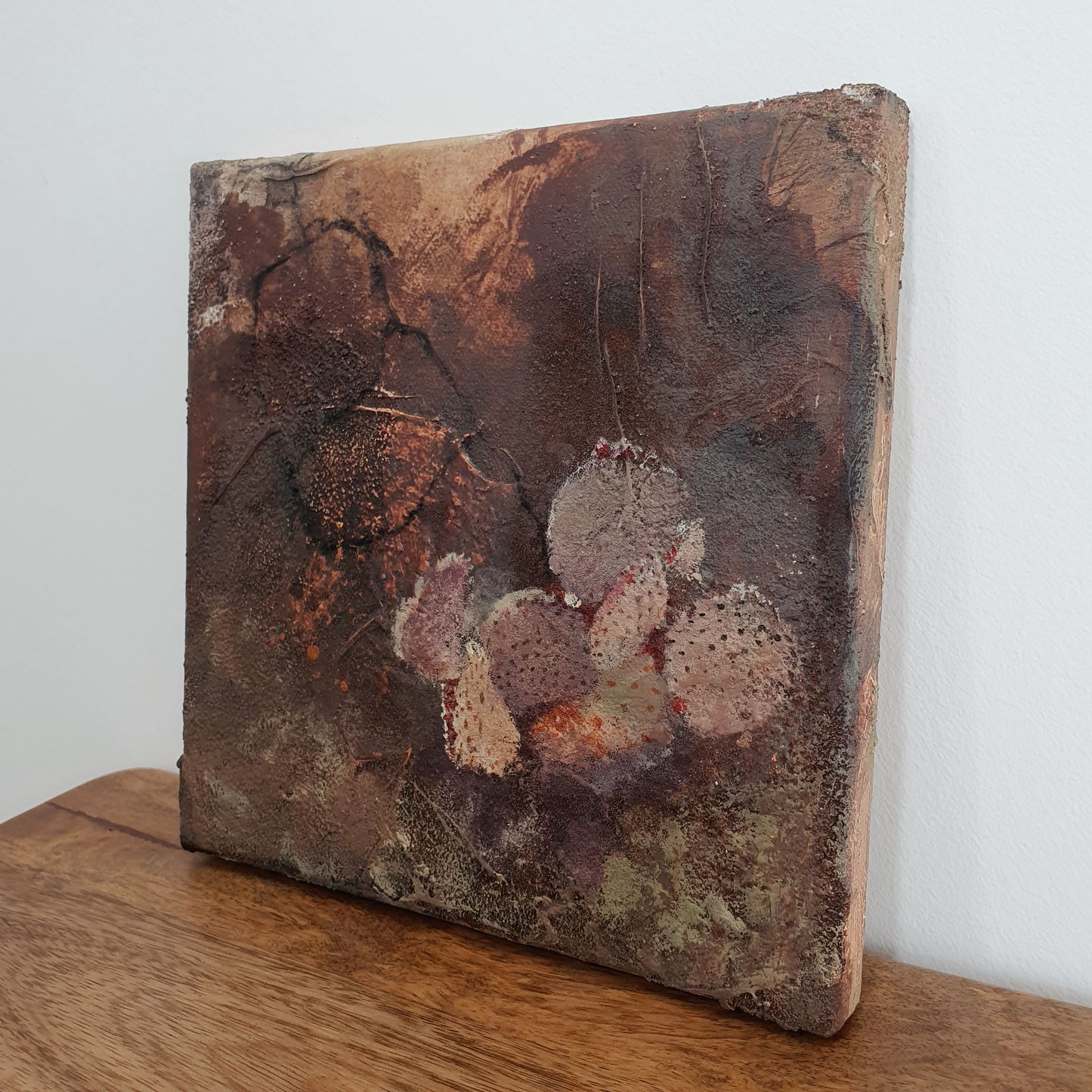 Das Kunstwerk wird in einem eleganten neutralgestalteten Schattenfugenrahmen auf Lindenholz angeboten. Das kleine Format wird somit noch besser zur Geltung gebracht und das Kunstwerk hat einen angeschlossenen Charakter.