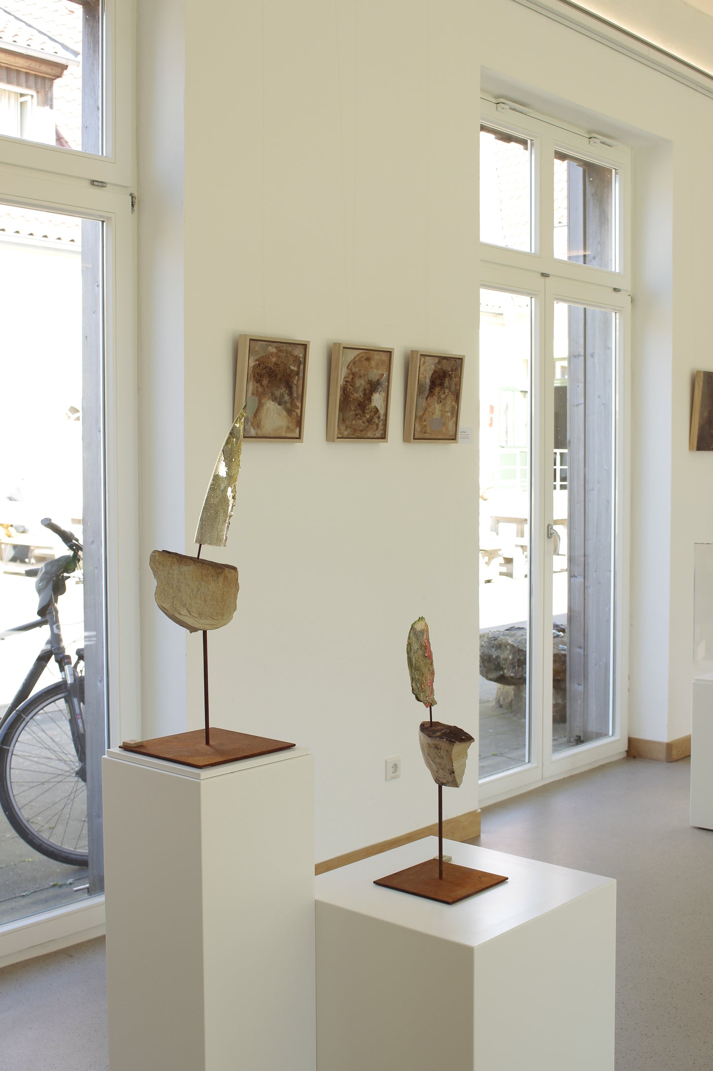 Die Ausstellung der beiden Künstler in Darup in Apri 2026 war ein voller Erfolg, begleitet von 3 Presseartikeln und einer großen Resonanz in der regionalen Künstlerszene. Bildhauer Mandir Tix und Malerin Lola Kuoni stellten gemeinsam aus im Naturschutzzentrum des Kreis Coesfeld