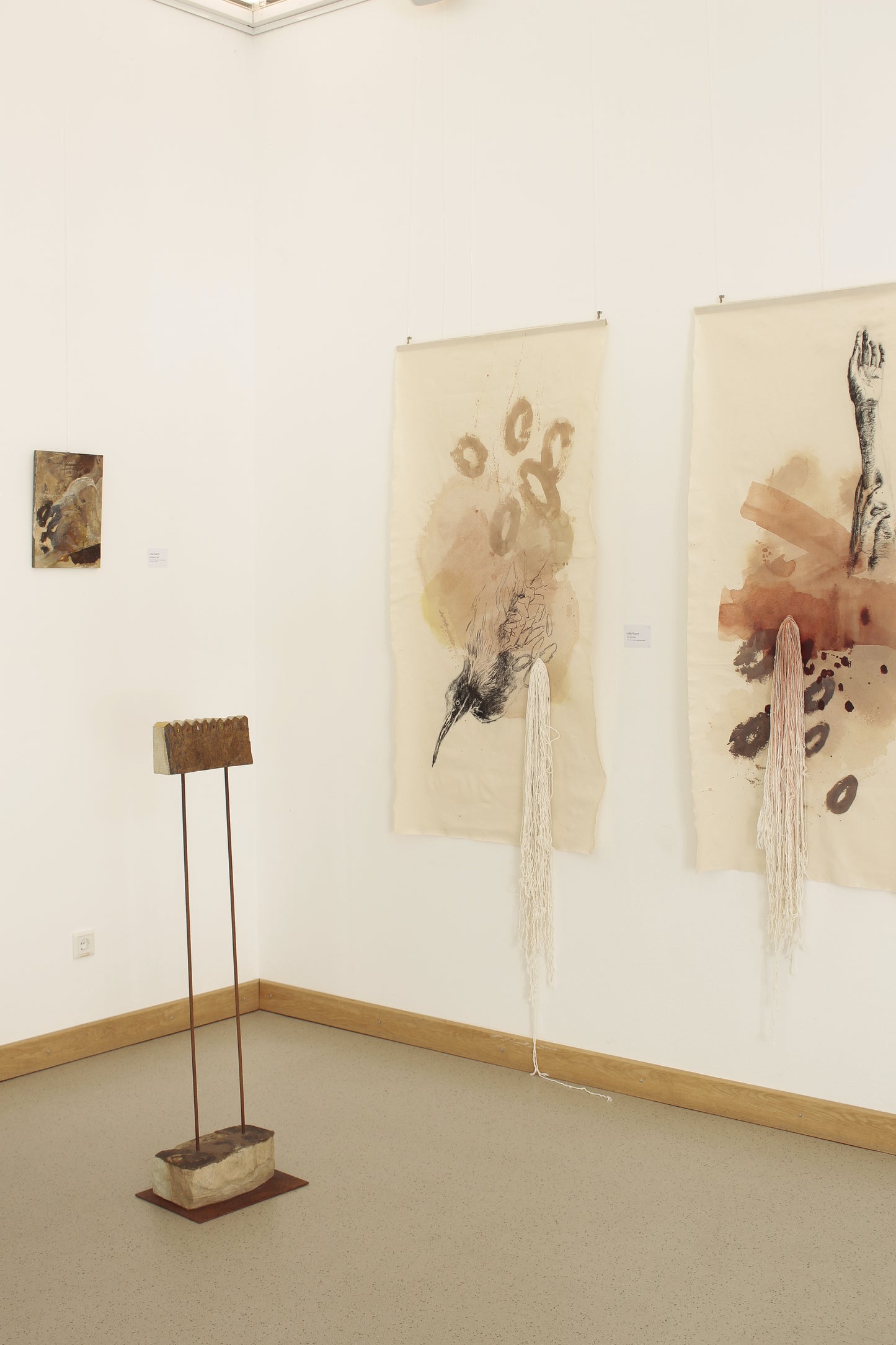 abstraktes Portrait an der Wand zusammen mit anderen Werken von Kuoni und Bildhauer Tix, Ausstellung Die Geduld der Dinge in Darup April bis Juli 2026 Naturschutzzentrum Kreis Coesfeld, Alter Hof Schoppmann