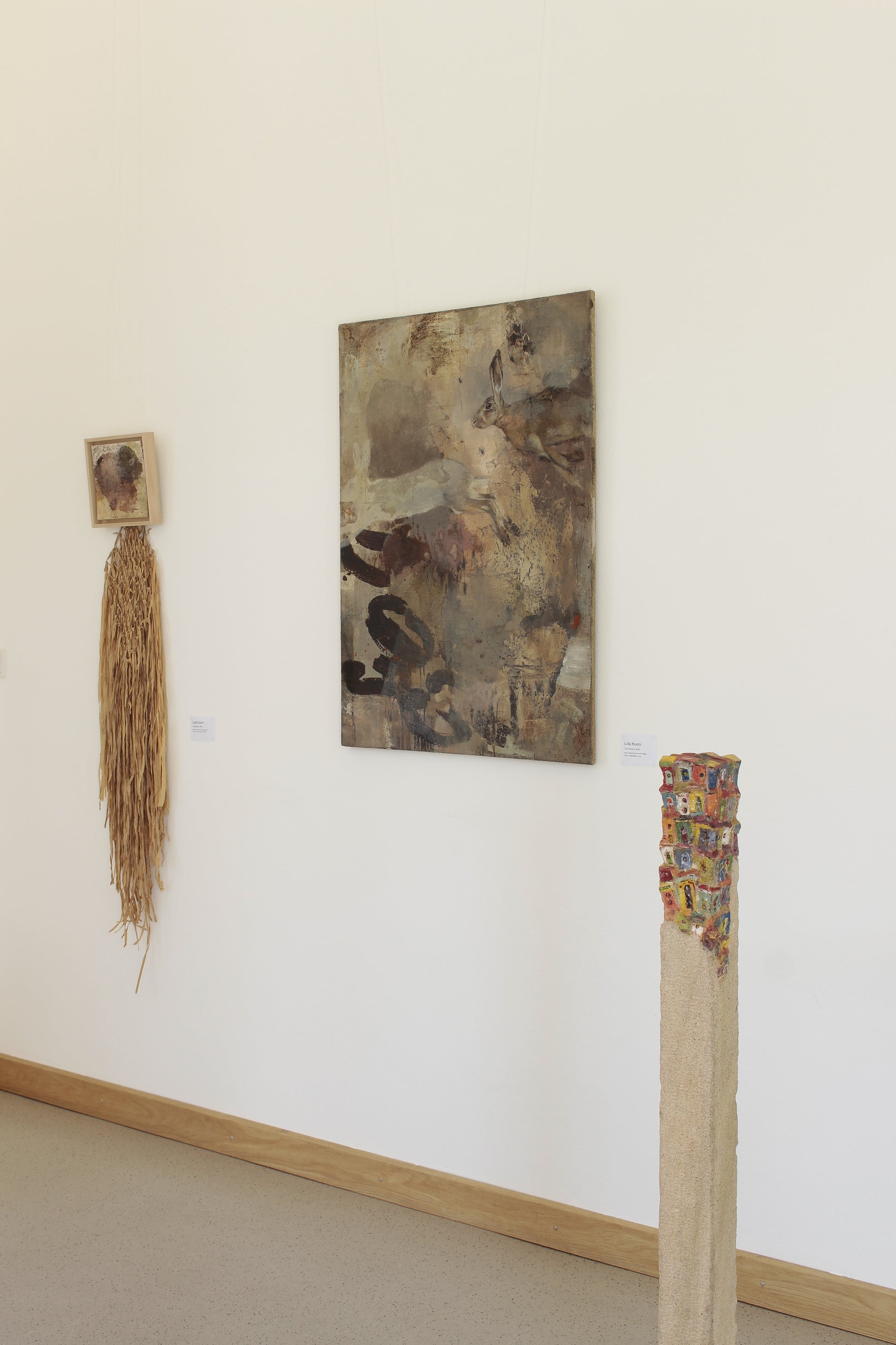 The Crossing Mischtechnik mit Kaffee, benutzten Kaffefiltern, rotem Sand auf Jute-Leinwand, Lola Kuoni 2026, von April bis Juni 2026 in der in der Duo-Ausstellung " Die Geduld der Dinge" im Naturschutzzentrum Kreis Coesfeld zu sehen
