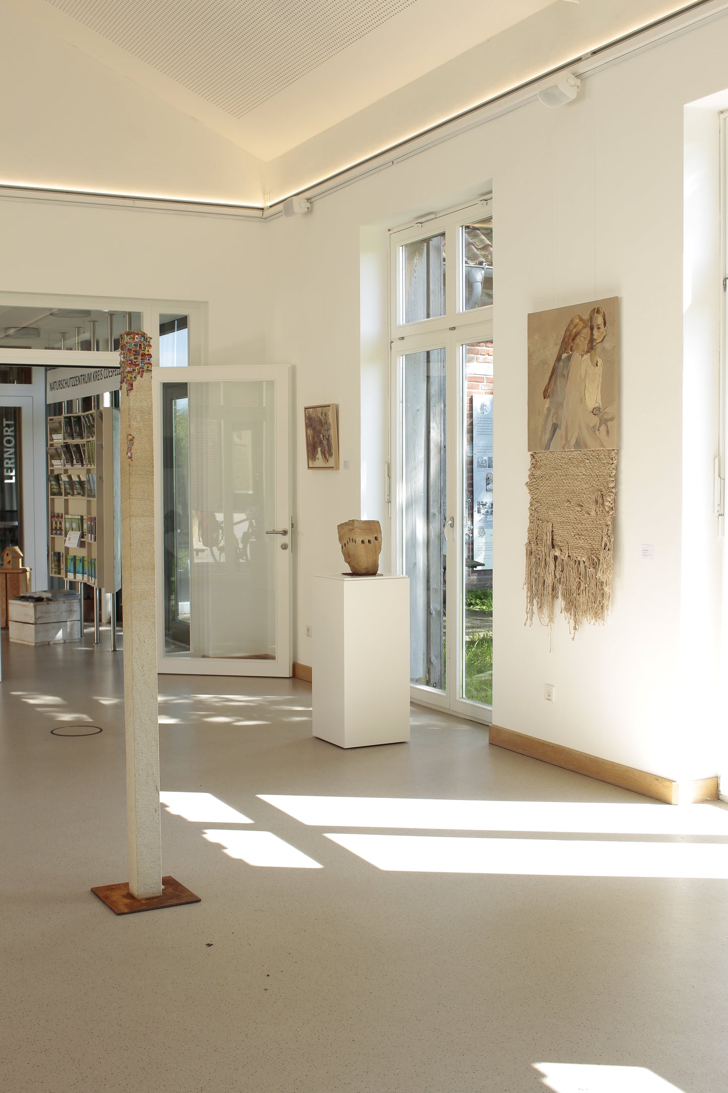 Ausstellung von Lola Kuoni und Mandir Tix, kuratiert von Marion Tibroni, in Nottuln-Darup, Naturschutzzentrum Kreis Coesfeld, Alter Hof Schoppmann, Baumbergeregion Münsterland