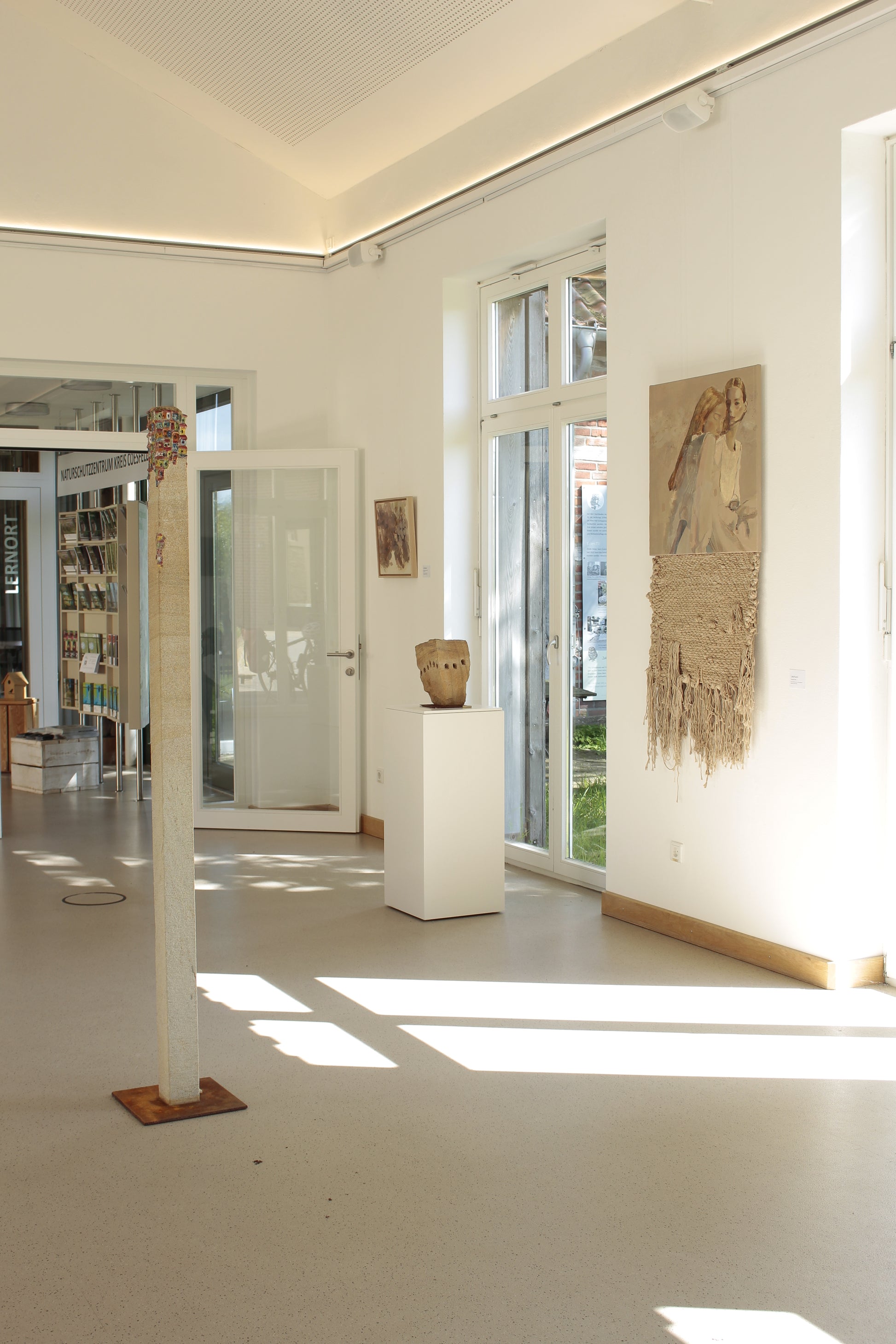 Ausstellung von Lola Kuoni und Mandir Tix, kuratiert von Marion Tibroni, in Nottuln-Darup, Naturschutzzentrum Kreis Coesfeld, Alter Hof Schoppmann, Baumbergeregion Münsterland