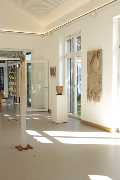 Ausstellung von Lola Kuoni und Mandir Tix, kuratiert von Marion Tibroni, in Nottuln-Darup, Naturschutzzentrum Kreis Coesfeld, Alter Hof Schoppmann, Baumbergeregion Münsterland