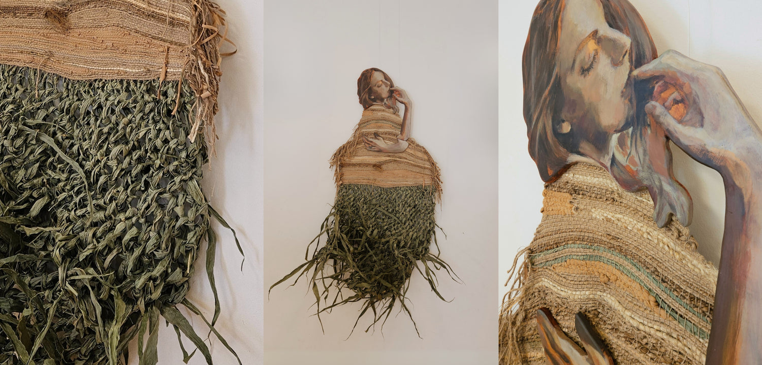 Lebensgroße Kunstinstallation von Lola Kuoni auf der Daruper Landpartie 2025, geflochtene Maisblätter, Garne und Malerei, organisch und fragil zugleich.