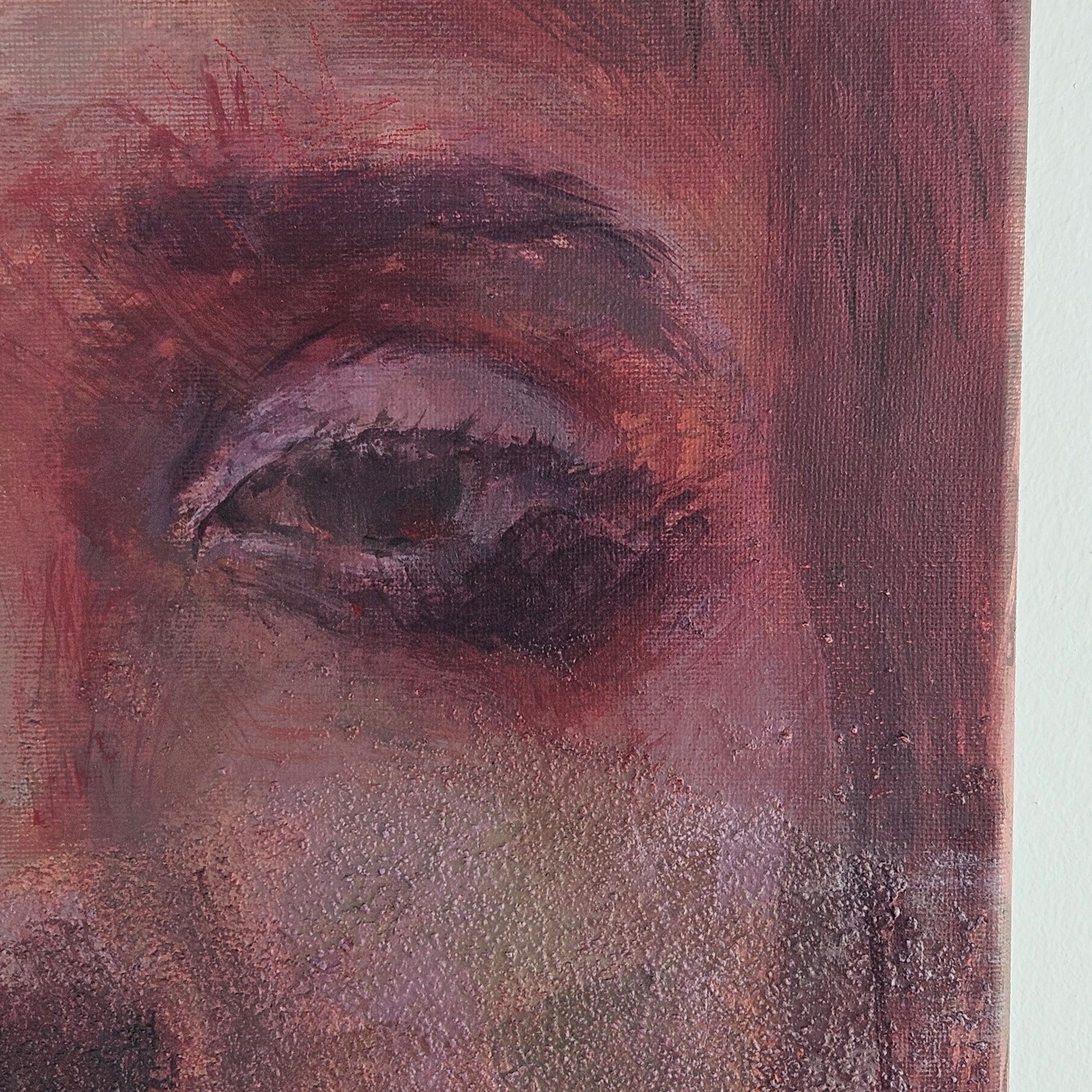 Ausschnitt des Bildes, ein halbgeschlossenes Auge in rot, violett und orange. Texturreiche Oberfläche mit Kaffeesatz, abstrakte, fleckige und gesturale Anordnung. 