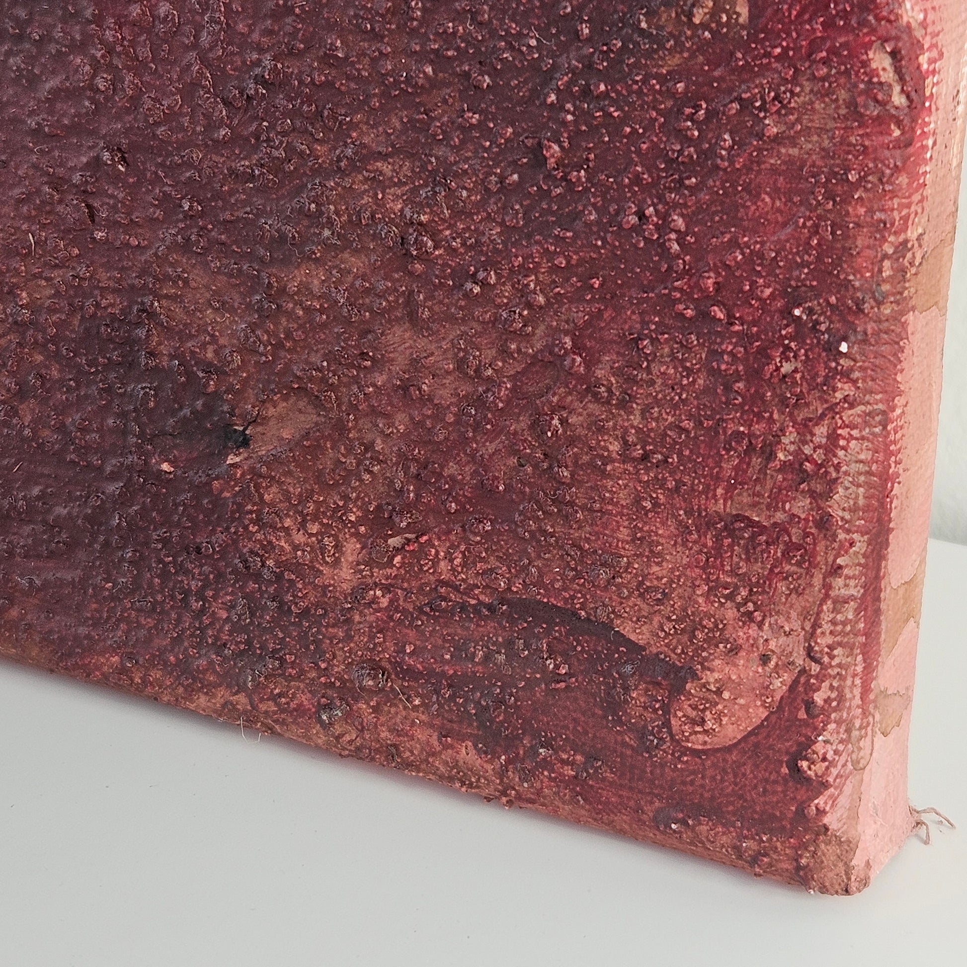 Detail einer unteren Ecke der Leinwand mit abstrakter rostroter körniger Textur mit Gebrauch von Kaffeesatz. Eine rustikale, erdige und warme Farbgebung. Künstlerin Lola Kuoni hat ihr Atelier in Nottuln, Münsterland. 