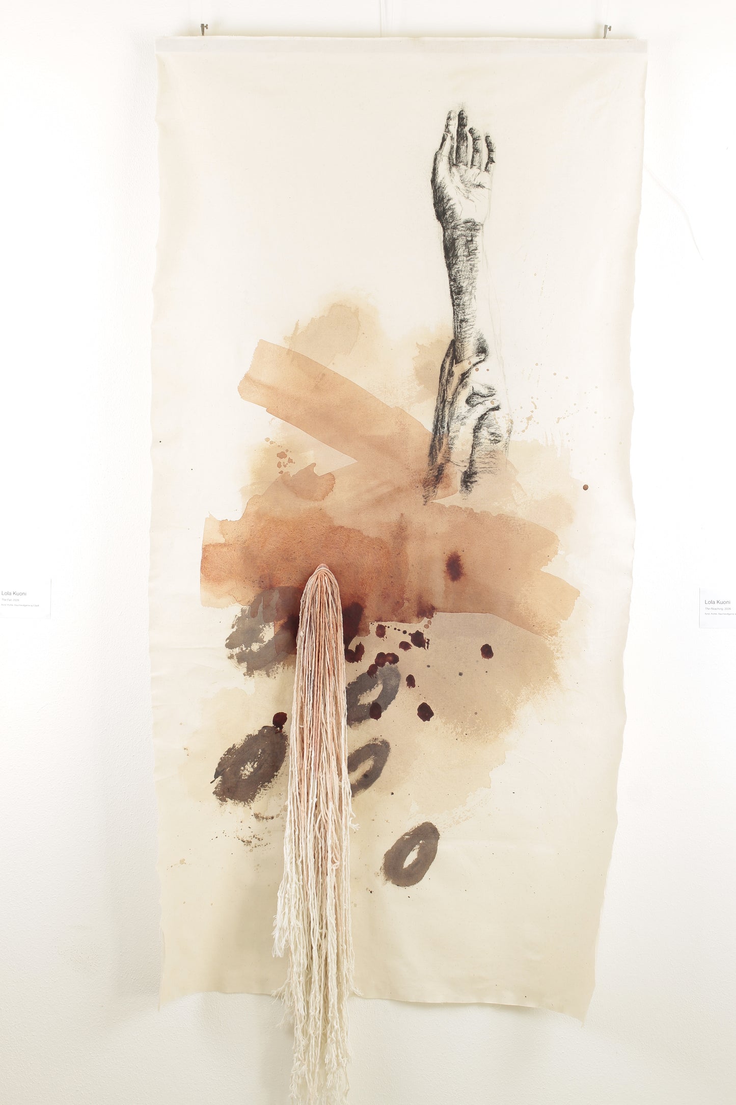 "The Reaching" experimentelle Mischtechnik mit einem textilen Element aus Naturfasern. Acryl und Kohle auf unbehandeltem Stoff ohne Keilrahmen. Lola Kuoni präsentierte das Werk erstmals in der Ausstellung "Die Geduld der Dinge" im Naturschutzzentrum Kreis Coesfeld in Apri 2026