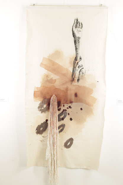 "The Reaching" experimentelle Mischtechnik mit einem textilen Element aus Naturfasern. Acryl und Kohle auf unbehandeltem Stoff ohne Keilrahmen. Lola Kuoni präsentierte das Werk erstmals in der Ausstellung "Die Geduld der Dinge" im Naturschutzzentrum Kreis Coesfeld in Apri 2026
