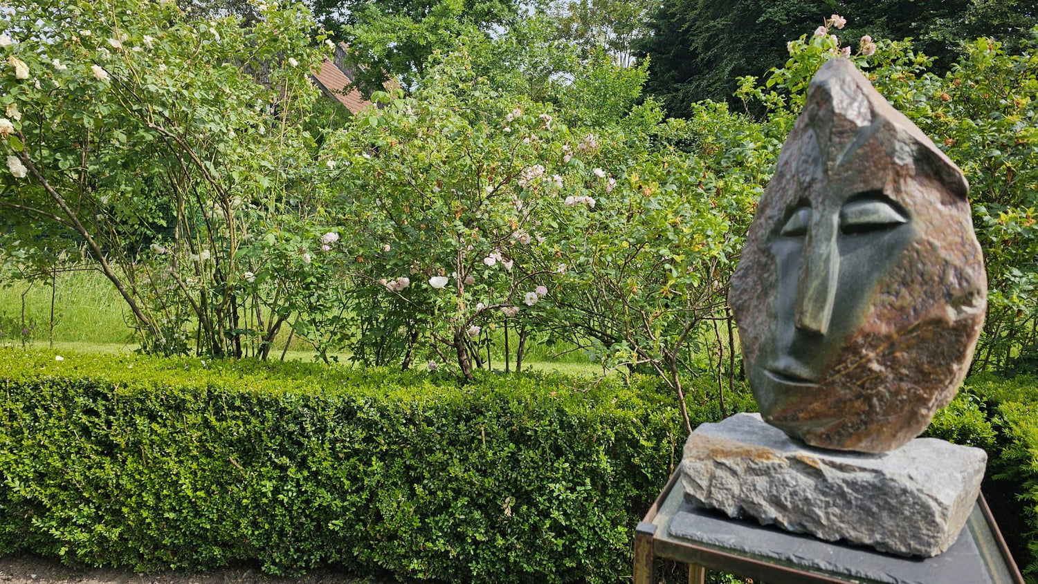 Skulptur Kunst Malerei in den Gärten von Appelhülsen Stadtteil Nottuln Richtung Münster im Münsterland Baumbergeregion, Lola Kuoni stellt Malerei in Mischtechnik aus