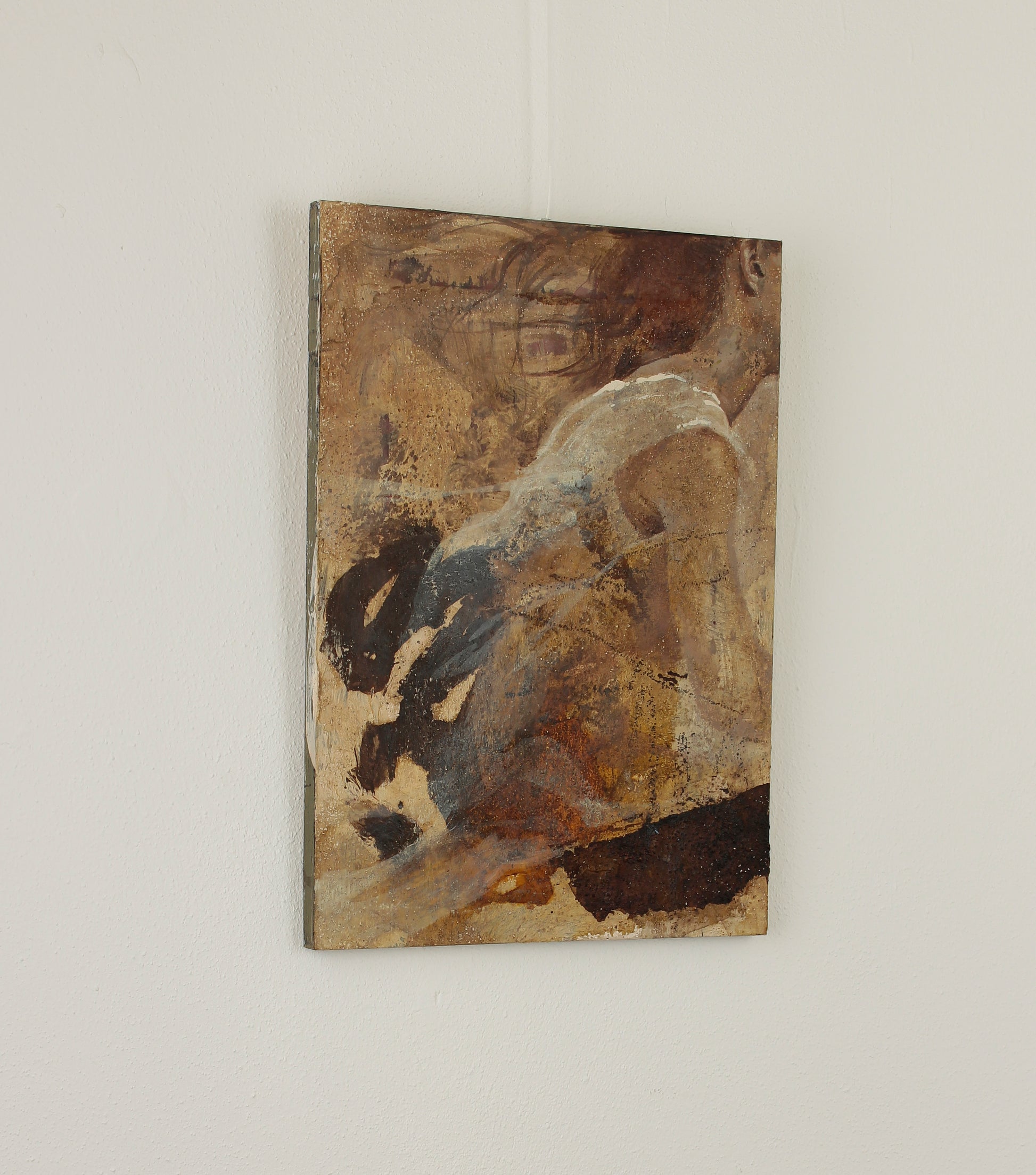 "Brief Season" abstraktes Portrait einer Frau, Mischtechnik mit Kaffeekörnern, Ausstellung Die Geduld der Dinge in Darup April bis Juli 2026