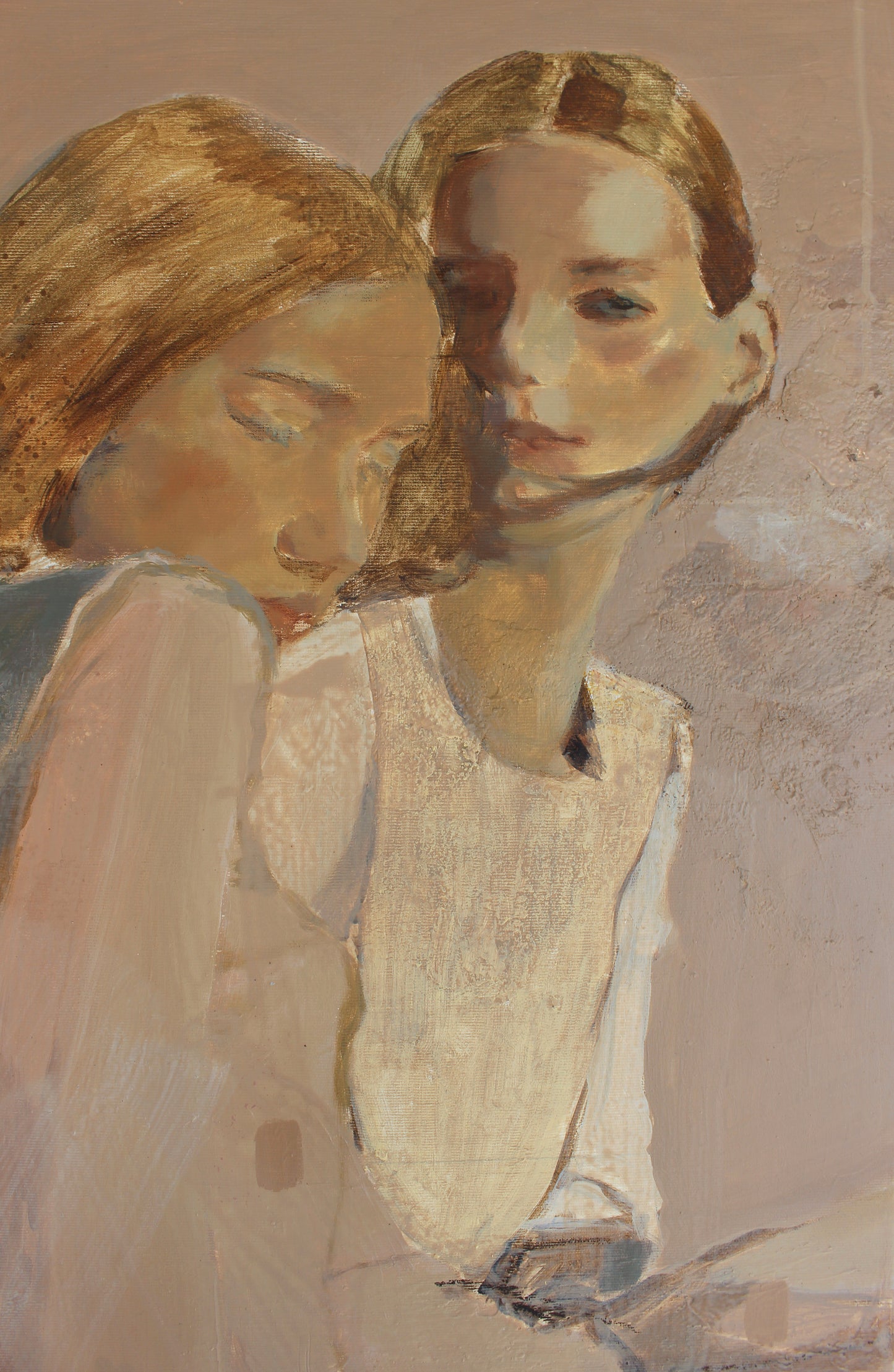 "Palegold" Installation mit einem textilen Element aus gewebten, mit Tee gefärbten Baumwollgarnen. Acryl und Mischtechnik mit rotem Sand auf Leinwand. Abstraktes Portrait zweier Frauen.