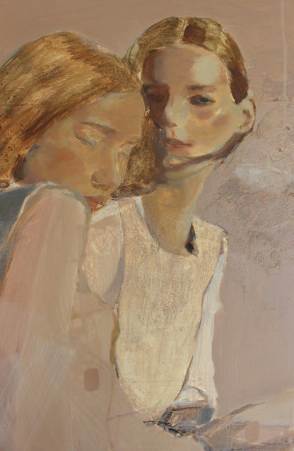 "Palegold" Installation mit einem textilen Element aus gewebten, mit Tee gefärbten Baumwollgarnen. Acryl und Mischtechnik mit rotem Sand auf Leinwand. Abstraktes Portrait zweier Frauen.