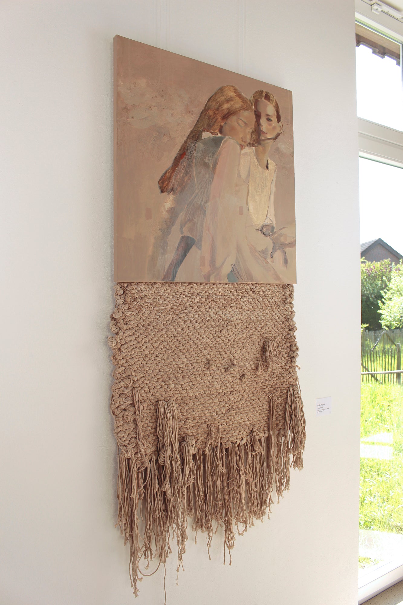 "Palegold" Installation mit einem textilen Element aus gewebten, mit Tee gefärbten Baumwollgarnen. Acryl und Mischtechnik mit rotem Sand auf Leinwand. Lola Kuoni präsentierte das Werk erstmals in der Ausstellung "Die Geduld der Dinge" im Naturschutzzentrum Kreis Coesfeld in Apri 2026.