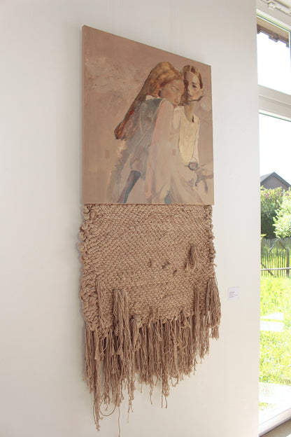 "Palegold" Installation mit einem textilen Element aus gewebten, mit Tee gefärbten Baumwollgarnen. Acryl und Mischtechnik mit rotem Sand auf Leinwand. Lola Kuoni präsentierte das Werk erstmals in der Ausstellung "Die Geduld der Dinge" im Naturschutzzentrum Kreis Coesfeld in Apri 2026.