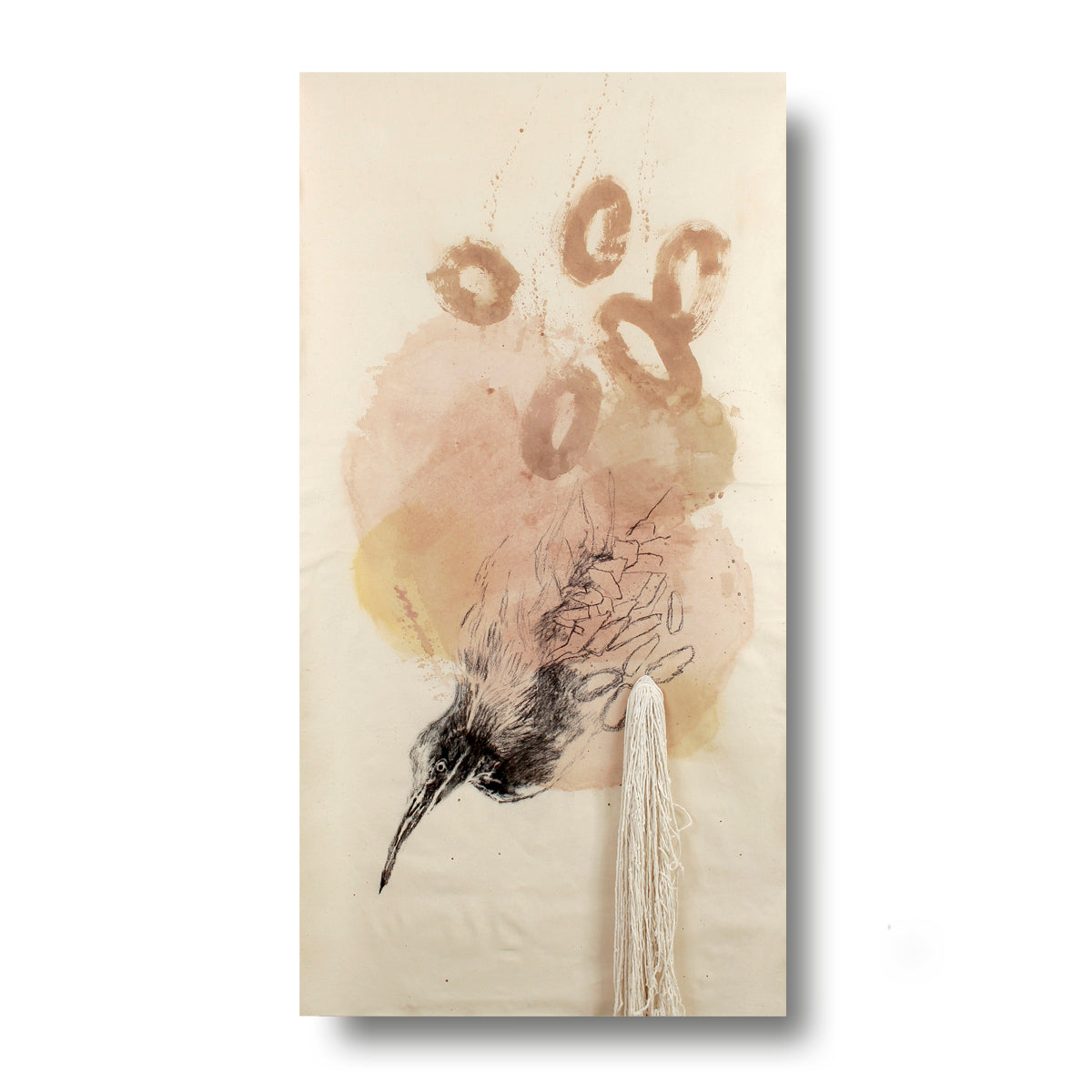 "The Falling" experimentelle Mischtechnik mit einem textilen Element aus Naturfasern. Acryl und Kohle auf unbehandeltem Stoff ohne Keilrahmen. Lola Kuoni präsentierte das Werk erstmals in der Ausstellung "Die Geduld der Dinge" im Naturschutzzentrum Kreis Coesfeld in Apri 2026
