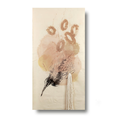 "The Falling" experimentelle Mischtechnik mit einem textilen Element aus Naturfasern. Acryl und Kohle auf unbehandeltem Stoff ohne Keilrahmen. Lola Kuoni präsentierte das Werk erstmals in der Ausstellung "Die Geduld der Dinge" im Naturschutzzentrum Kreis Coesfeld in Apri 2026