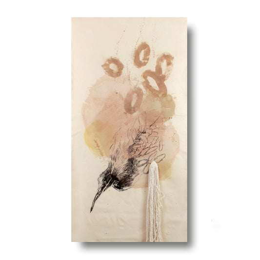 "The Falling" experimentelle Mischtechnik mit einem textilen Element aus Naturfasern. Acryl und Kohle auf unbehandeltem Stoff ohne Keilrahmen. Lola Kuoni präsentierte das Werk erstmals in der Ausstellung "Die Geduld der Dinge" im Naturschutzzentrum Kreis Coesfeld in Apri 2026